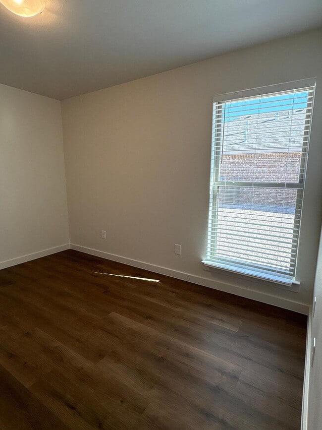 Building Photo - 2174 Langford Ave