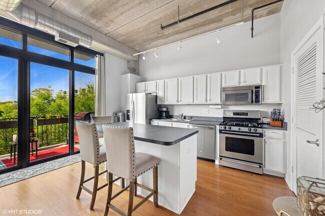 Building Photo - 811 W 15th Pl