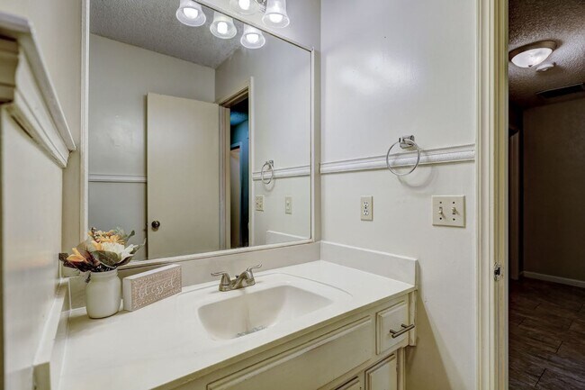 Building Photo - 3 Bed 2 Bath in OKC!