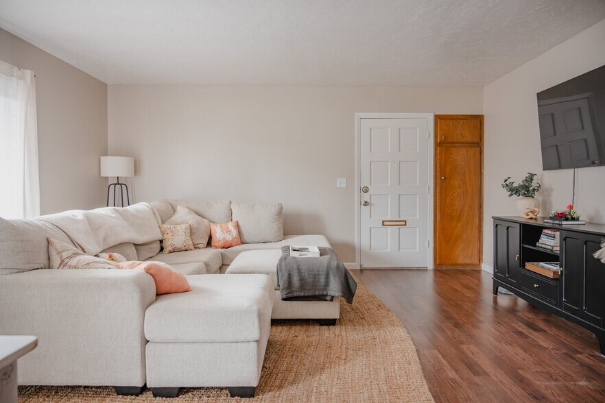 Building Photo - 340 Moss St