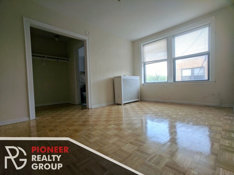 Building Photo - 739 W Belmont Ave