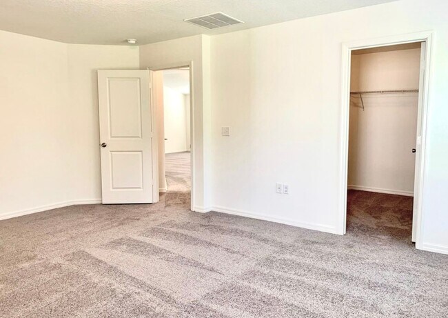 Building Photo - Beautiful 4 Bed 2 Bath Charmer For Rent!