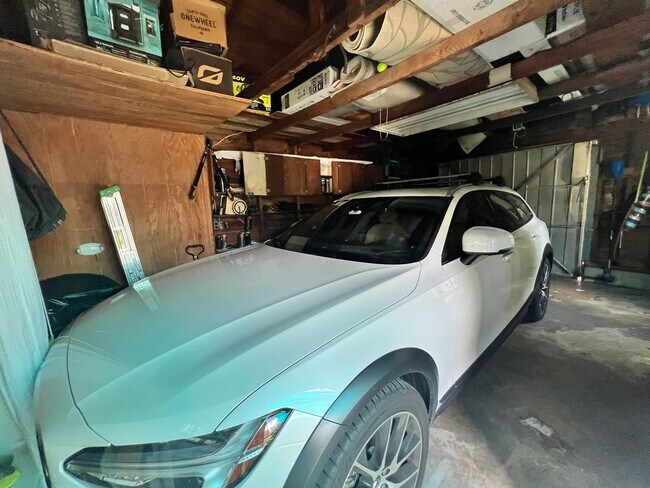 Building Photo - Gulfport charm 3/1 1 car garage
