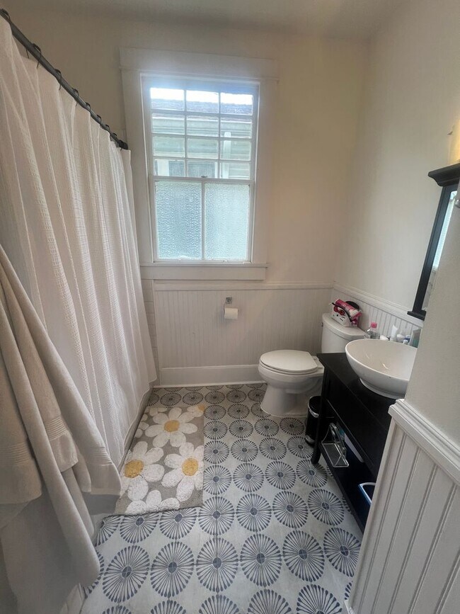 Building Photo - Renovated cottage in University area 2bed/...