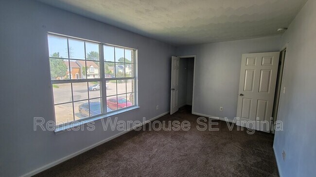 Building Photo - 809 Sutherland Arch