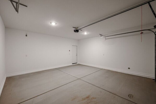 Building Photo - NEW 5 BEDROOM 3 BATHROOM HOME AVILABLE FOR RENT!