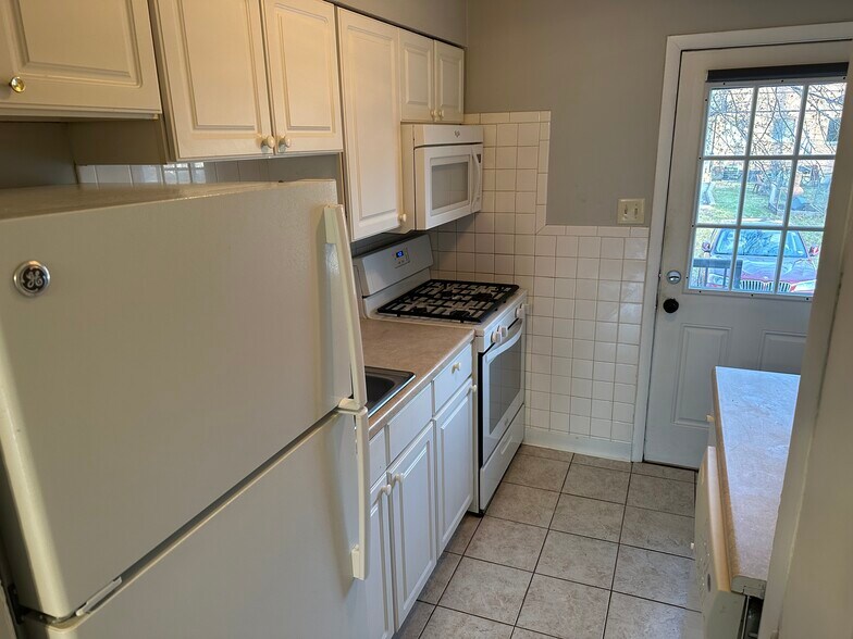 Building Photo - 232 Solon Dr