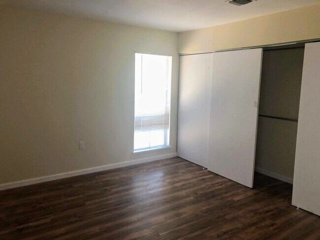 Building Photo - 7402 Oak Marsh St