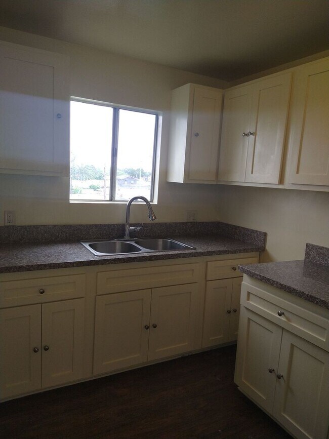 Interior Photo - 8209-8211 S Broadway