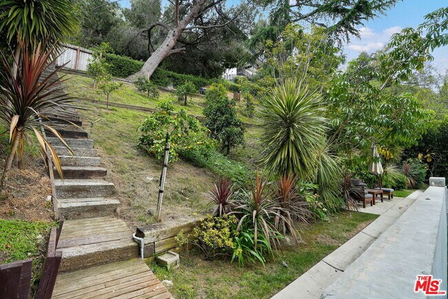 Building Photo - 2418 Canyon Oak Dr