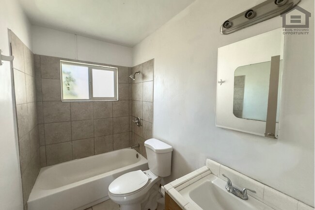 Building Photo - 4Bed/2Bath House at Glendale Ave/19th Ave! Ready for Immediate Move-In! – RV GATE! NO HOA!