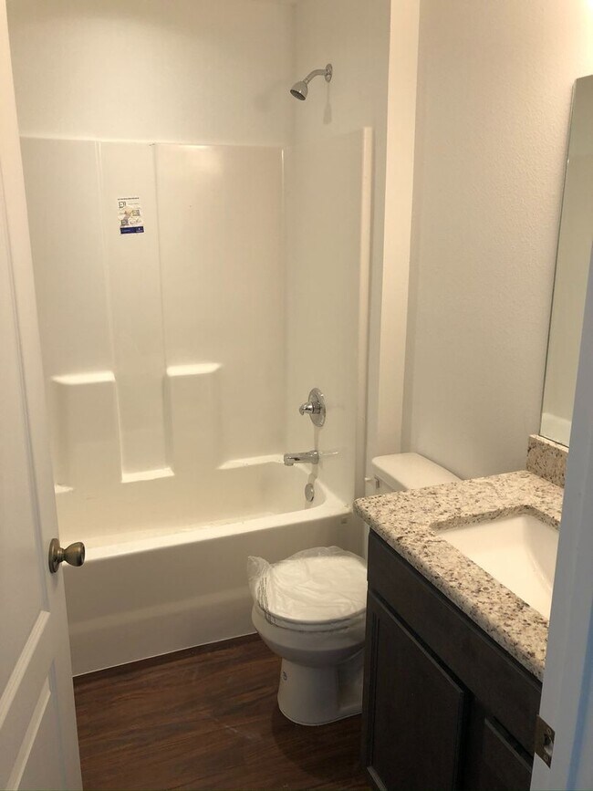 Building Photo - 3 bedroom, 2 bath, 2 car garage home on a ...