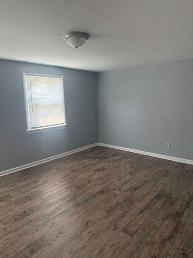 Building Photo - Spacious Two Bedroom Townhouse