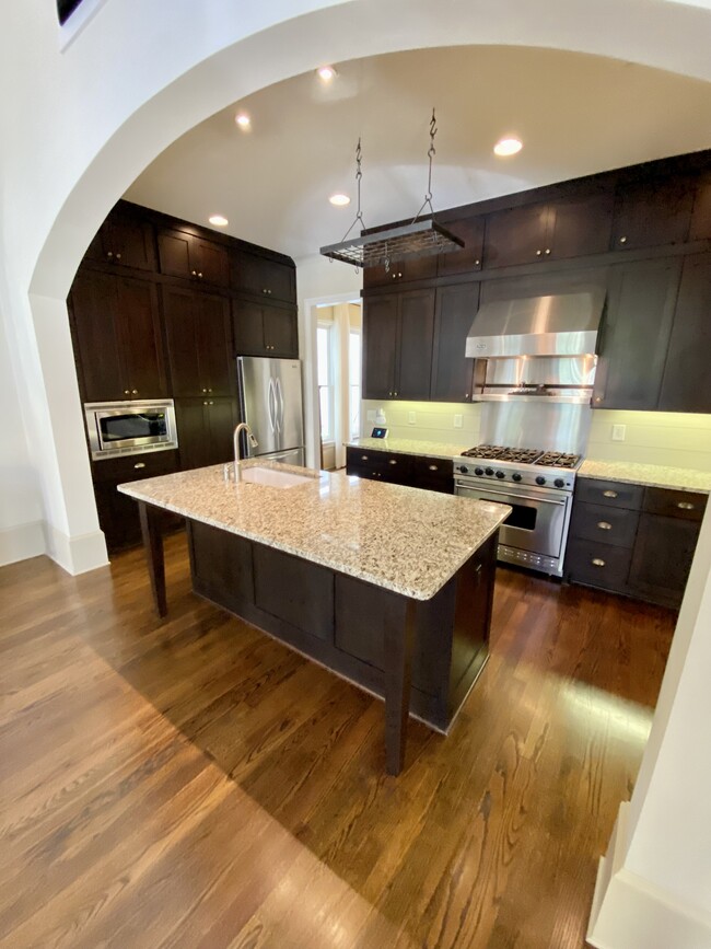 Building Photo - 975 N Ormewood Park Dr SE