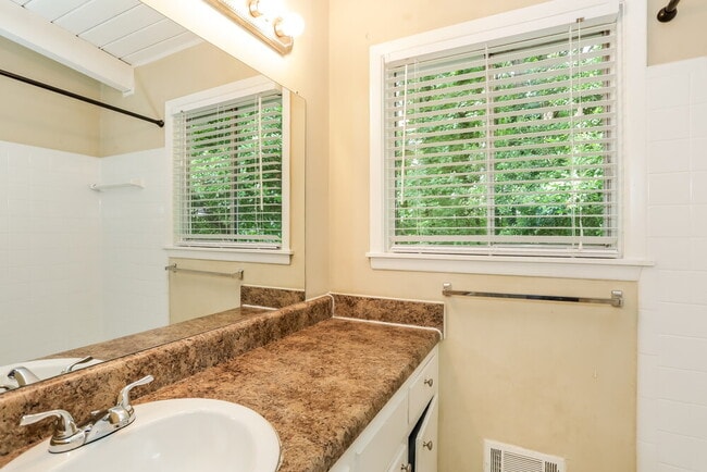 Building Photo - 2410 Ridgeway Dr