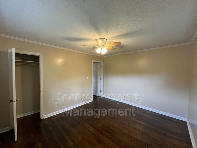 Building Photo - 807 Henderson Ave
