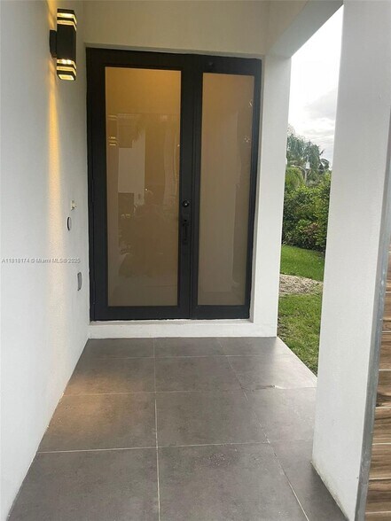 Building Photo - 3270 SW 44th St