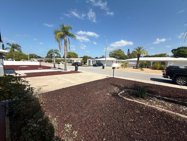 Building Photo - Beautiful 2 bedroom home with fenced in backyard