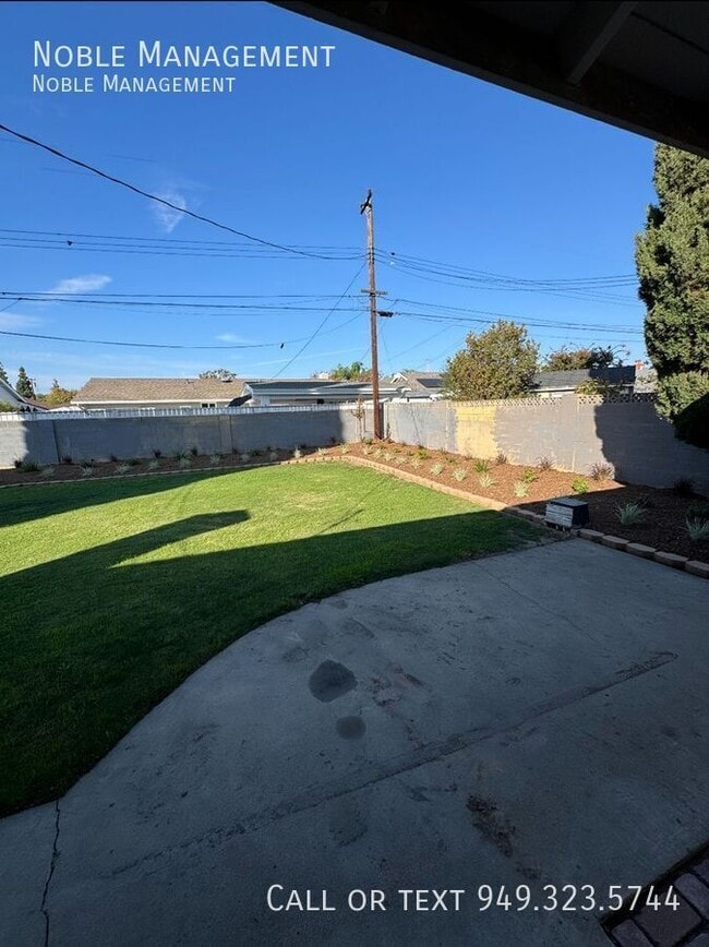 Building Photo - 1435 E Chestnut Ave