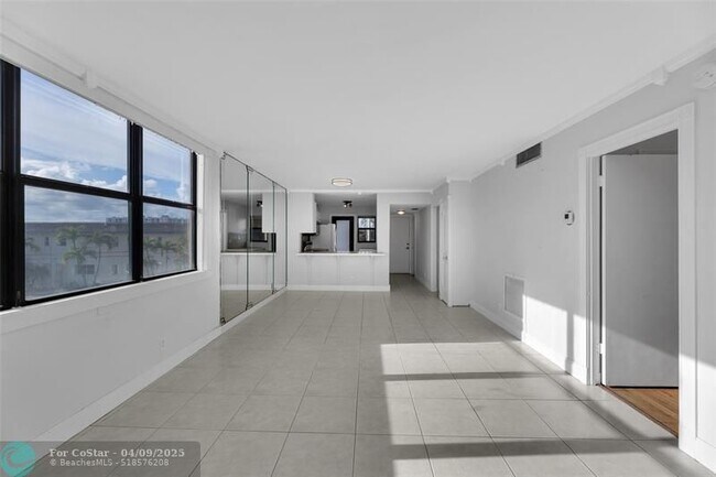 Building Photo - 801 N Ocean Blvd
