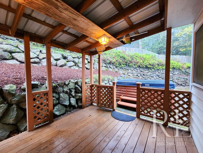 Building Photo - Spacious Silverdale Tri-Level with Hot Tub & Stylish Kitchen