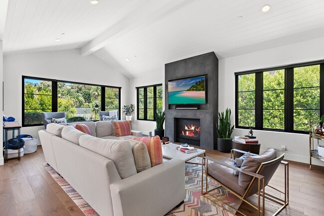 Building Photo - Modern Farmhouse Perfection