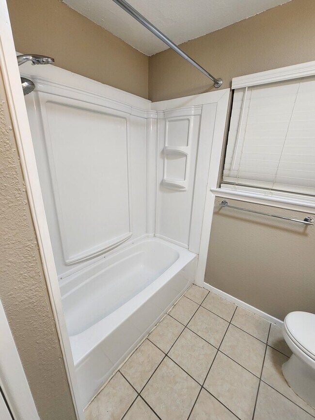 Building Photo - 3 bed 2 bath, 2 story townhome, 2 car garage