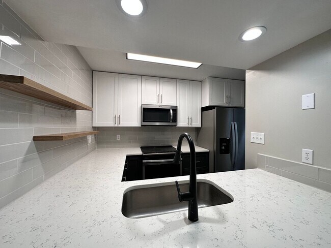 Building Photo - 2335 Brookview Ct