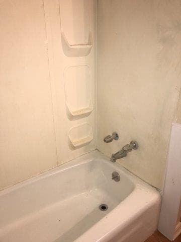 Building Photo - 2 bed one bath, spacious bedrooms, fenced ...