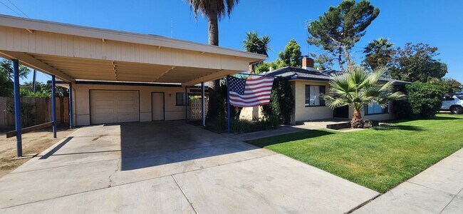 Building Photo - Large 3/3 Single-Family Home With Giant Yard