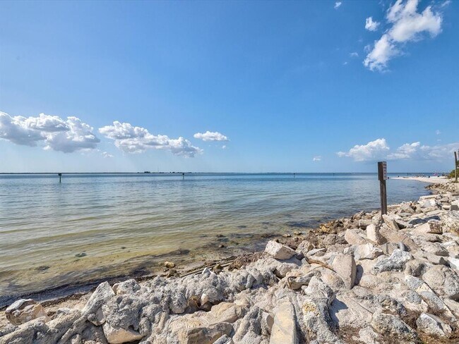 Building Photo - 5002 W Idaho St