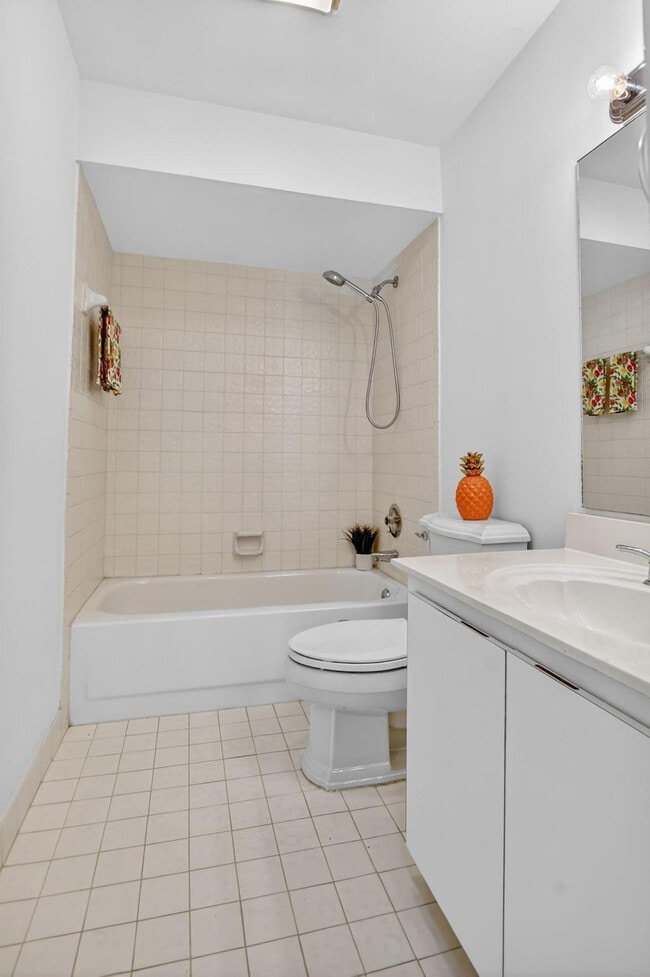 Building Photo - 661 Hollows Cir