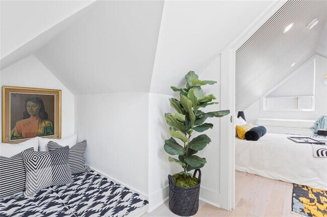 Building Photo - 724 Charles Allen Dr NE