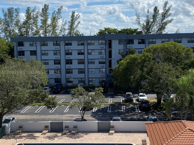 Building Photo - 2501 Riverside Dr