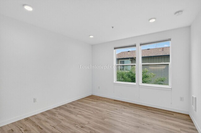 Building Photo - 5635 NE Glisan St