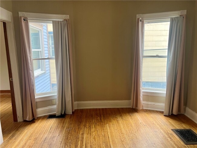 Building Photo - 237 Richard St