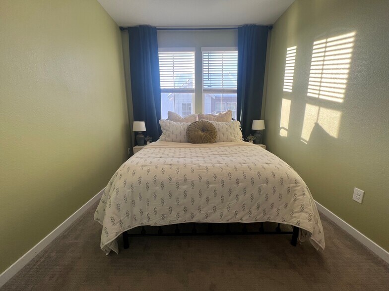 Building Photo - 7487 W Pacific Ln