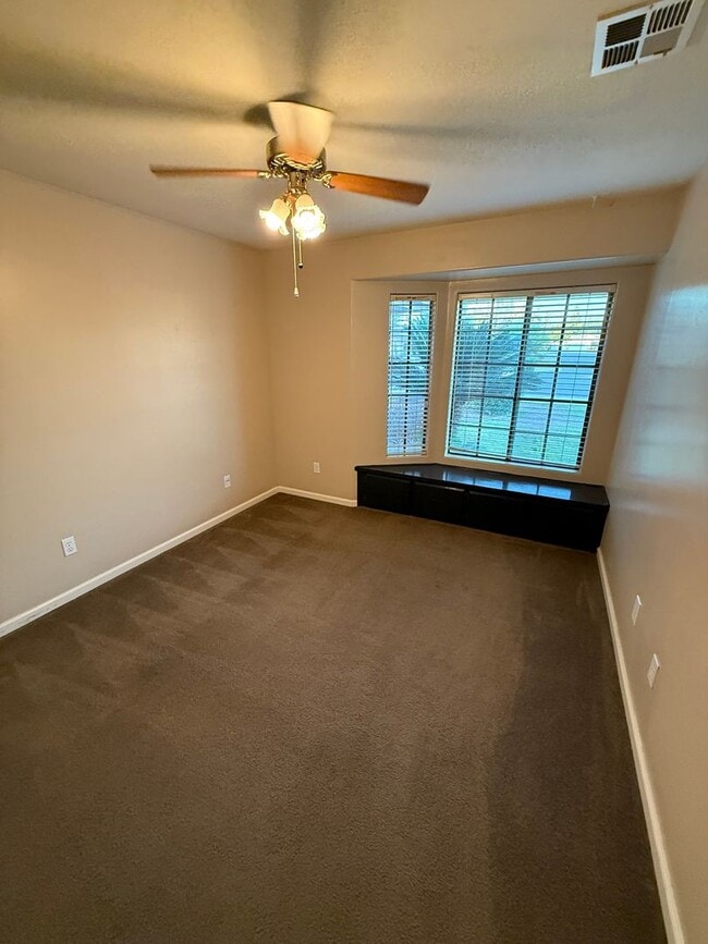 Building Photo - Charming 3-Bedroom Home in North Campus Park