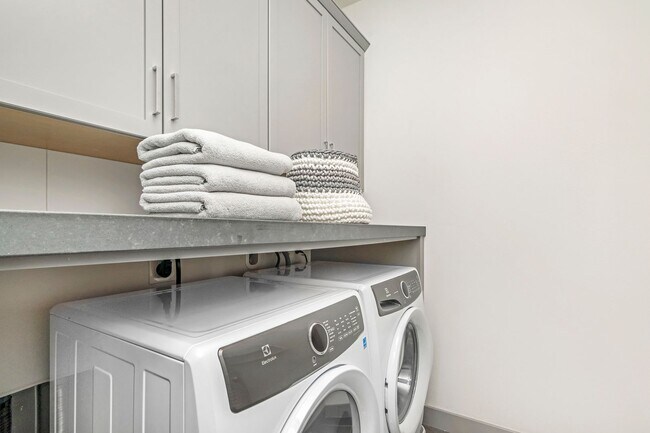 Building Photo - Stunning Fully Furnished Tri-Level Townhome 4BD/4BATHS! Central AC/Heat with Solar! 2 Car attache...