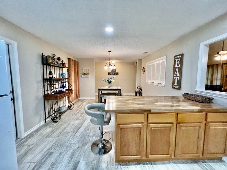 Building Photo - 13806 Wood Breeze