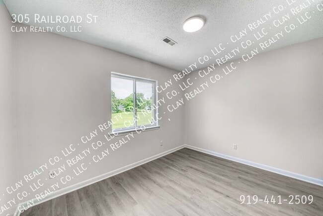 Building Photo - 305 Railroad St