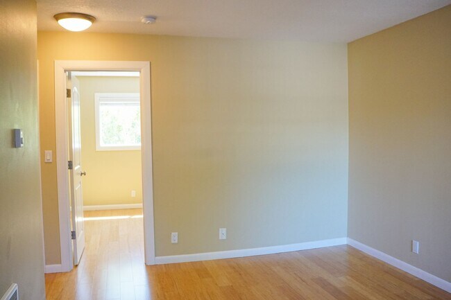 Building Photo - 1-Bed w/Beautiful Kitchen & Off-Street Par...