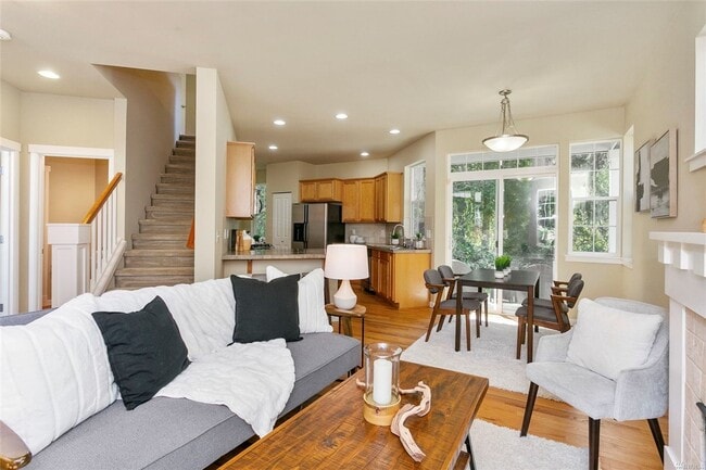 Building Photo - SEPTEMBER FREE >> Beautiful 3BR/3BA Townho...
