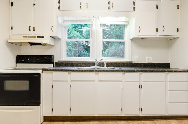 Building Photo - 1233 Cheshire Ave