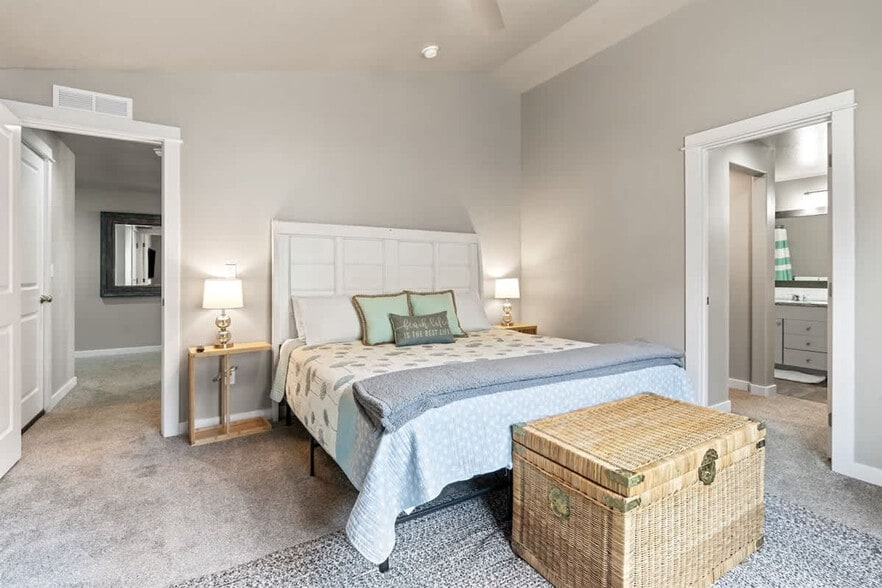 Building Photo - 16730 Suffolk Ave