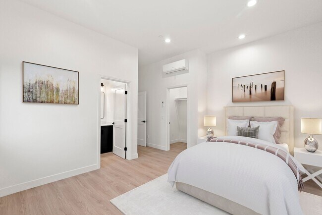 Building Photo - Stunning brand new construction, modern luxury living!