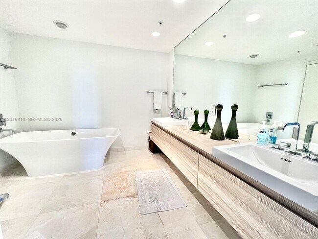 Building Photo - 17111 Biscayne Blvd