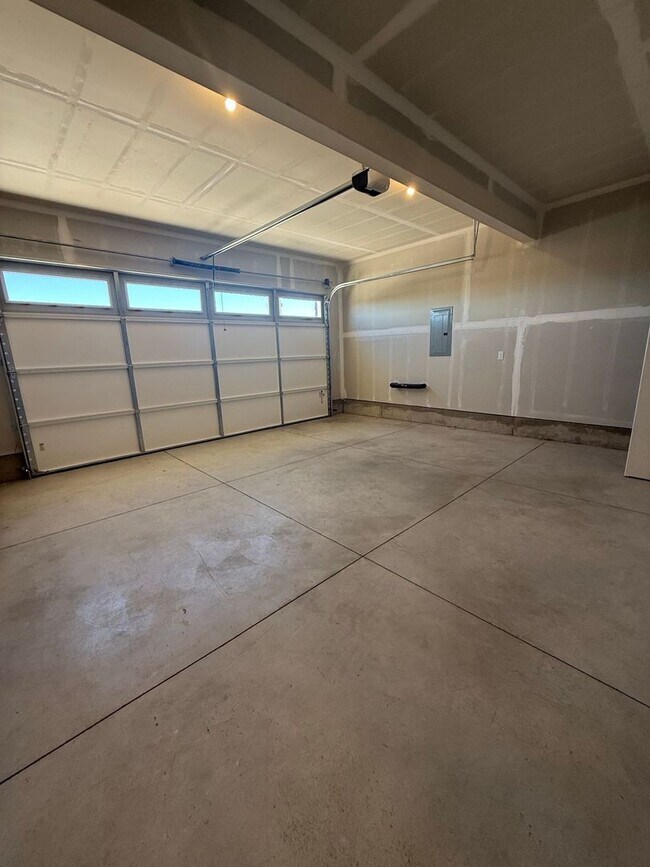 Building Photo - 61073 Unity Pl