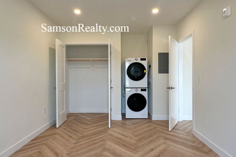 Building Photo - 381 Wickenden St