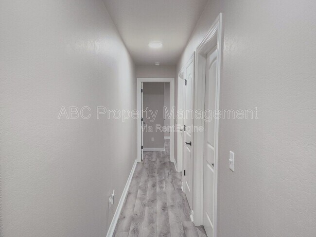 Building Photo - 5009 E Truman Ln
